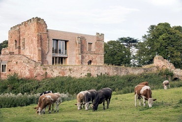 Astley Castle, Nuneaton, Anglia, Tervező: Whiteford Watson Mann architect, 2012., Fotó: Wikipedia Commons, Greg Storrar