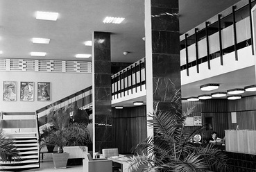 A hotel hallja (1970). Fotó: Fortepan / Bauer Sándor
