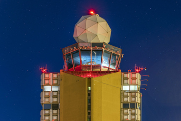Az UVATERV műhelyében, Nieder Iván építésztervező segítségével a repülőtér újabb meghatározó épülete jött létre. A torony tetején egy körbeforgó radarantenna üzemel, amelyet a radarhullámok számára átlátszó műanyag gömb véd az időjárástól.