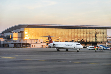 A 2000-es évek újabb bővítése során eltértek az eredeti tervtől, és a C terminál megépítése helyett az A és B épületeket kapcsolták össze a reptér üzemi területe felé nyitott, látványos Skycourt csarnokkal.