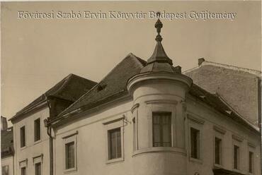 A saroktelken a háború előtt egy zárertkélyes lakóház állt, Fotó forrása: FSZEK, Budapest Képarchívum