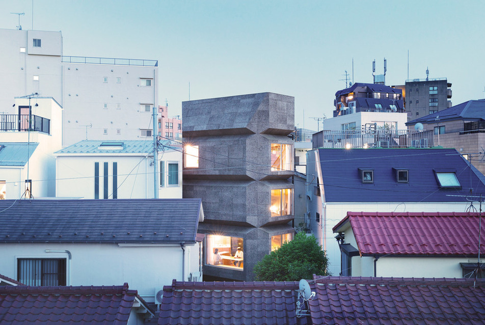 Egy ház, amit a mikroklíma formált – a tokiói Bay Window Tower House 