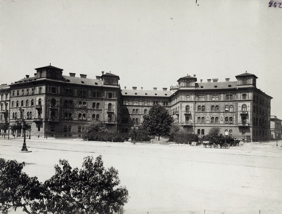 Kodály körönd (Körönd), szemben az Andrássy út 88-90. A felvétel 1885 körül készült. Forrás: Fortepan / Budapest Főváros Levéltára / Klösz György fényképei