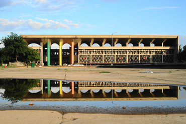 A Le Corbusier által tervezett legfelsőbb bíróság épülete Csandígarh-ban. Forrás: Wikimedia Commons/gb pandey