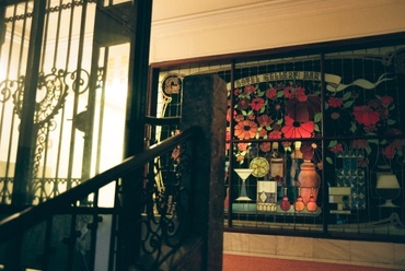 A hátsó lépcsőházban is található még ólomüveg, a fotós személyes kedvence, Kép: Gellért Dániel
