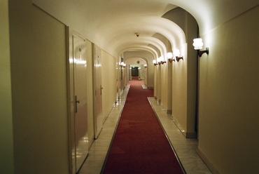 Búcsú a felújítás előtt álló Hotel Gellérttől, Az analóg technikával készült fotósorozatot Gellért Dániel készítette november közepén.