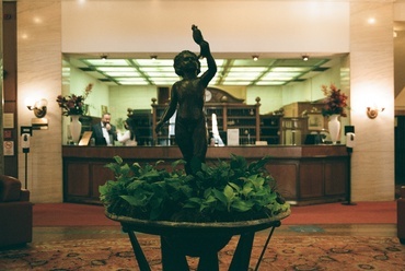 A lobby, háttérben a recepcióval. Fotó: Gellért Dániel