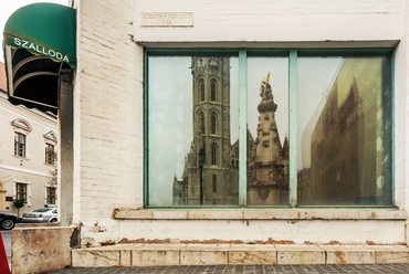 A Mátyás-templom a diplomata-ház ablakának tükröződésében, Fotó: Gulyás Attila