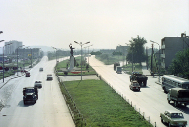 Budaörsi út, középen az Osztapenko szobor és az M1-M7 autópálya, balra a becsatlakozó Balatoni út, jobbra az elágazás Budaörs felé, 1975. Forrás: Fortepan / UVATERV