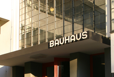 Ritoók Pál Dessauban, a Bauhaus épülete előtt. 