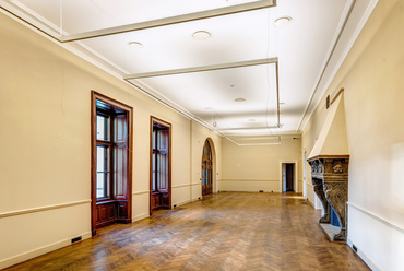 Az első emeleti foyer – azaz a földszinti Lovagterem fölötti tér – kiállítótér lesz, ahol a kandalló a leghangsúlyosabb történeti elem. 