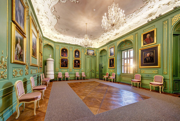A tatai Esterházy-kastély talán leglátványosabb tere a díszebédlő, benne az Esterházy-család őseinek festményeivel. Fotó: Gulyás Attila
