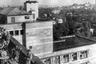 Kútvölgyi úti Központi Állami Kórház (ma Semmelweis Egyetem Kútvölgyi Klinikai Tömb). Látkép a tetőterasztól a Parlament felé, 1962. Forrás: Fortepan / Juráncsik Norbert