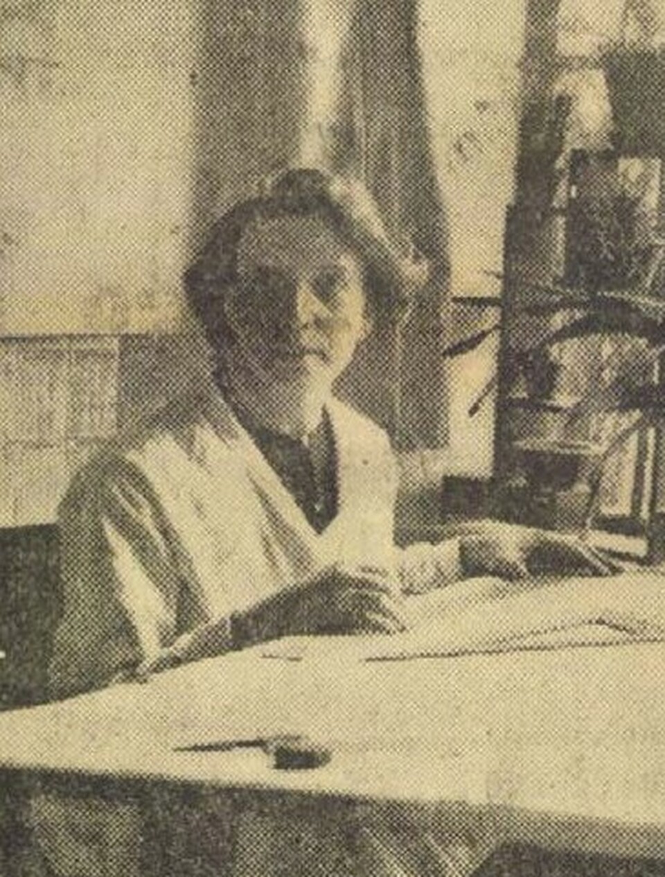 1938-ban, irodájában (Az Est, 1938/37., 4. o.)