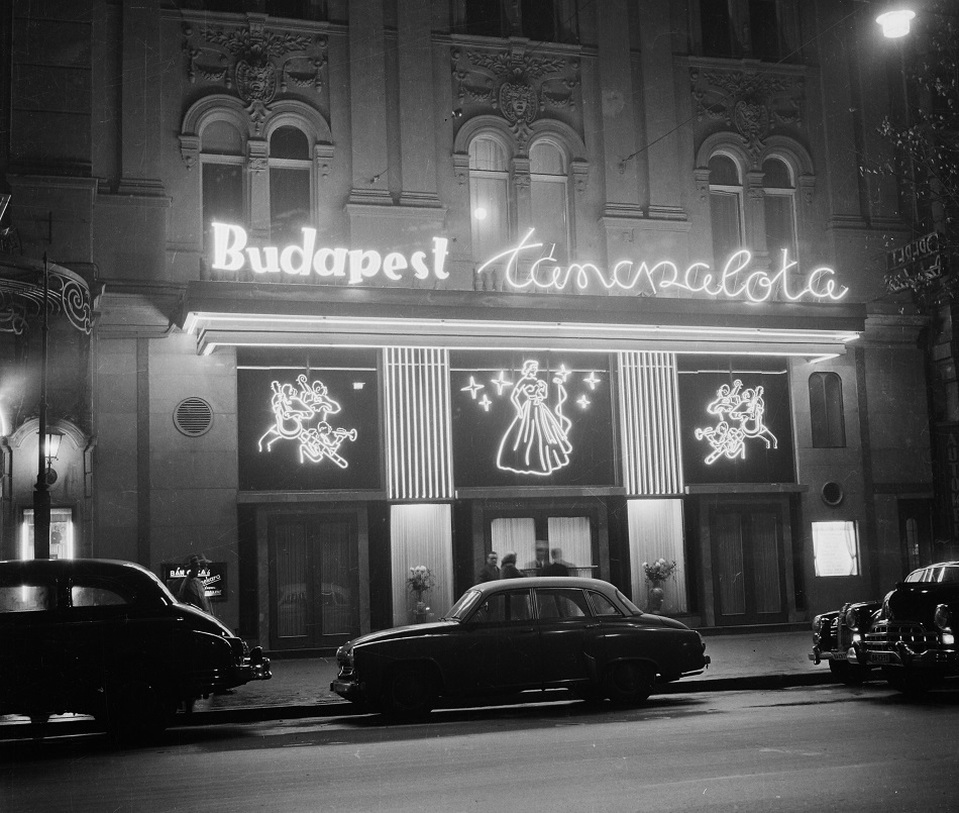 A Nagymező utcában álló Budapest Táncpalota (Moulin Rouge) egy 1958-as felvételen. Forrás: Fortepan / Bauer Sándor