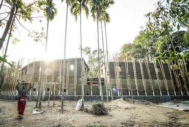Anandaloy közösségi ház Bangladesben – Tervező: Studio Anna Heringer – Fotó: Stefano Mori