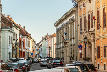 A várnegyed háború utáni történetének legkiterjedtebb emléke a homlokzatok árnyalatainak összehangoltsága, amelynek színdinamikai terveit a terület nemzetközi hírű kutatója, Nemcsics Antal készítette 1981-ben.