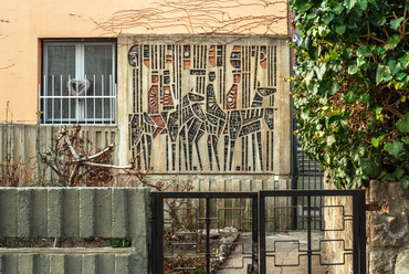 A jobb oldali (déli) ház oldalát 1967 óta díszíti Nemcsics Antal Lovasok című alkotása.