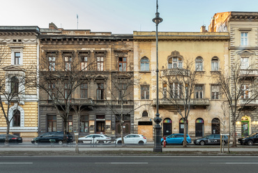 Elhagyottan állnak egymás mellett a 80 és 82-es számú lakóházak, tulajdonosuk 70 szobás butikhotelt tervez bennük. A jobboldali Michelstädter-palota különlegessége a Löffler-fivérek által 1917-ben megújított homlokzat.