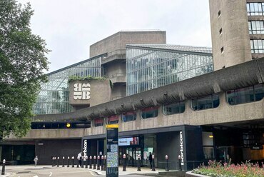 Barbican Centre, London. Chamberlin, Powell and Bon. Forrás: Wikimedia Commons