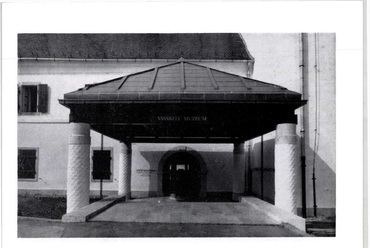A Vasarely Múzeum bejárati építménye. Forrás: Magyar Építőipar, 1988