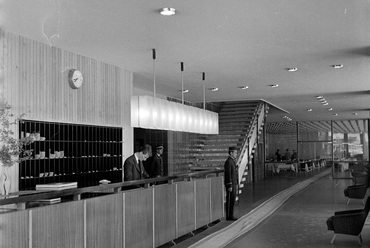 A szálloda hallja, recepciója (1966). Forrás: Fortepan/Bauer Sándor