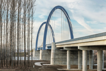 Az autópálya hídja ugyan csak egy a Tisza fél tucat, hasonló, új átkelője közül, mégis országos hírnevet szerzett az egyedülálló, ellipszis formájú pilonjaival. Formája, és erőtani felépítése Dr. Teiter Zoltán munkája.
