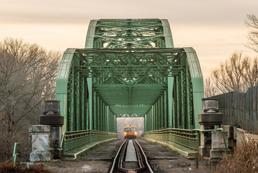 Az 1927-re elkészült híd, számos társához hasonlóan vegyes forgalomra készült, széles útpályáján a vonatok elhaladása közti időszakban közúti forgalom zajlott, váltakozó irányban.