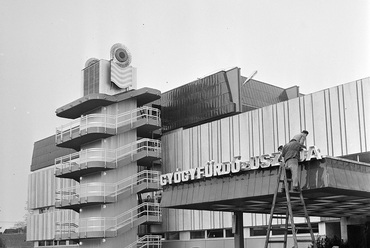 Az Újpesti Gyógyfürdő és Uszoda építése évében, 1974-ben. Forrás: Fortepan / Bojár Sándor