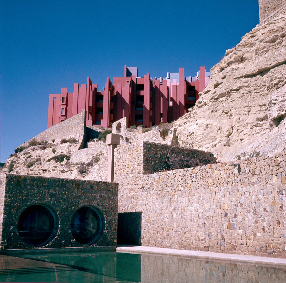 La Muralla Roja, Calpe, Alicante, Spanyolország, 1973, Forrás: ricardobofill.com