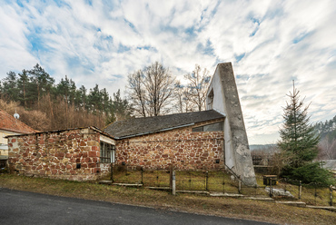 A továbbra is csupán tanteremnyi méretű épületet helyi mesterek építették, Csaba László úttörő tervei alapján, aki hazánk első modern templomát szerkesztette az eldugott utcába.