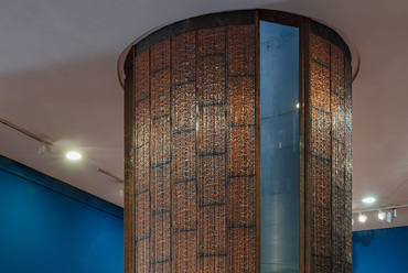 Réz burkolatú lift a Nemzeti Galéria, Tiry György és Németh István tervei alapján kialakított szárnyában, Fotó: Bujnovszky Tamás
