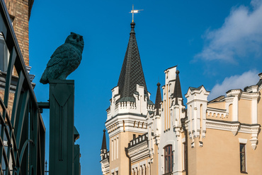 A templom közelében áll az Oroszlánszívű Richárd kastélyának nevezett egyedi, neogótikus luxus bérház is. Viktor Nekrasov író 1908-ra megépült beruházása az 1980-as években félbemaradt felújítás óta üresen áll.