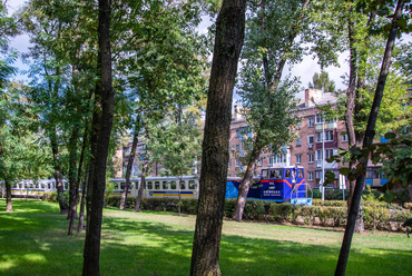 A belváros tucatnyi, hatalmas parkjának egyike az 1950-es években kialakított Syretskyi Park, körülötte a hasonló időkben, rajzasztalon született hazai városokéhoz hasonló, ritka beépítéssel. A területet a város gyermekvasútja járja körbe.
