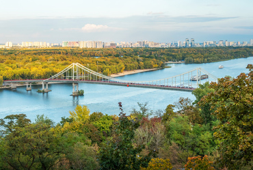 A várost nem csak a Dnyeper folyó, de annak bal partján átlagosan egy kilométer széles parkerdő is kettéosztja. Legszélesebb része és a városközpont között 1957 óta áll a 400m hosszú Park-híd, amely kizárólag a gyalogosforgalom számára épült.