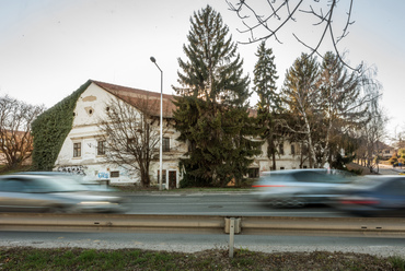 A főút és a híd mellett évek óta várja újjászületését a 18. századi eredetű Nagy-kúria. 