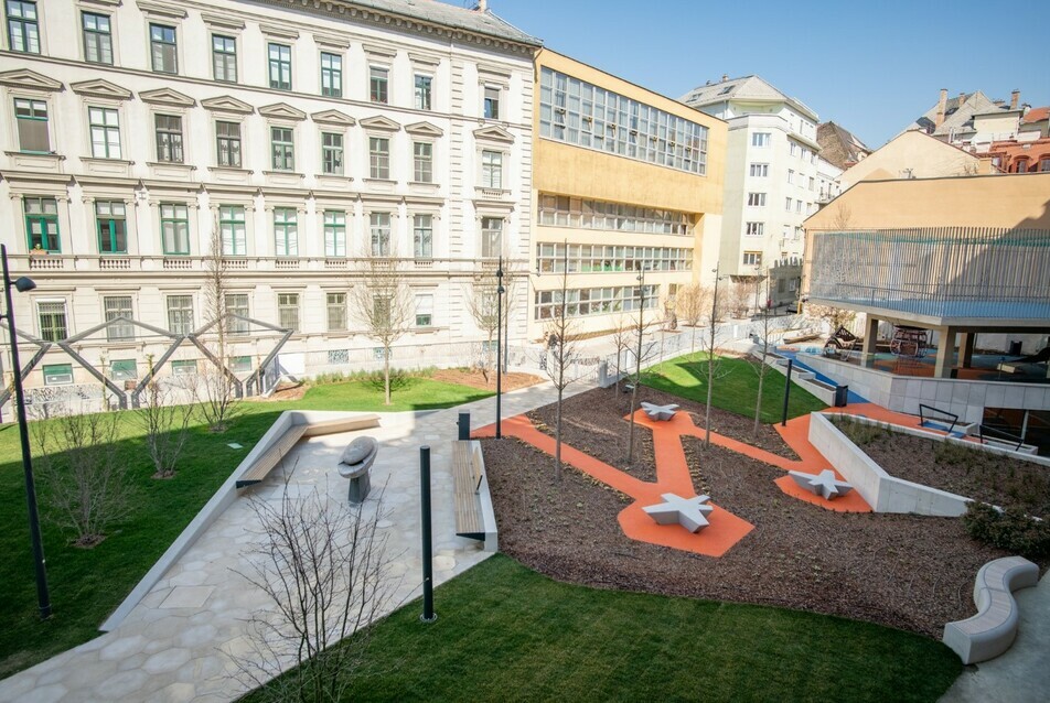 Multifunkcionális, klímabarát parkot adtak át a Bástya utcában