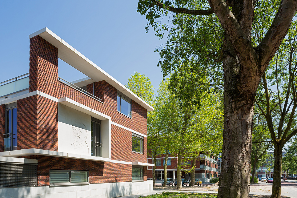 A participációban részt vevő egyik lakos portréja a homlokzatba integrálva. Építész: Steenhuis Bukman Architects. Fotó: Jannes Linders