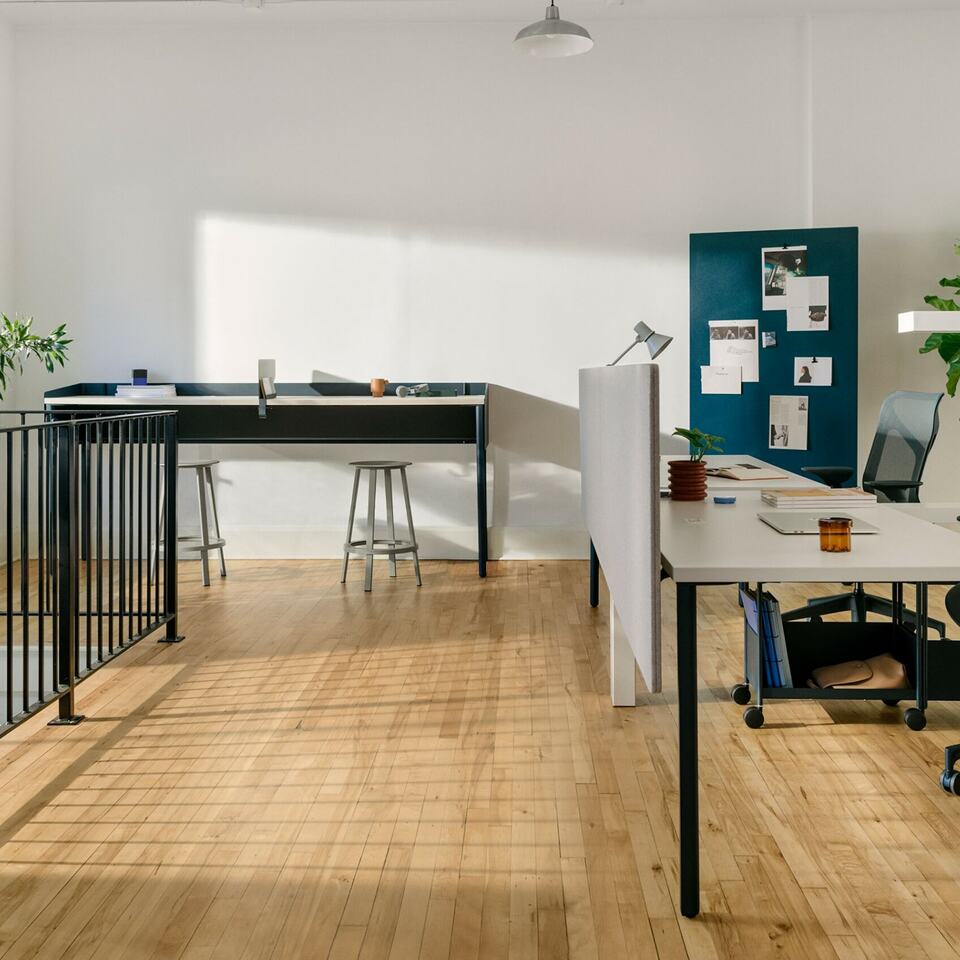 A Herman Miller OE1 Communal asztalok rugalmasan hasznosítható tereket biztosítsanak. Forrás: Europa Design