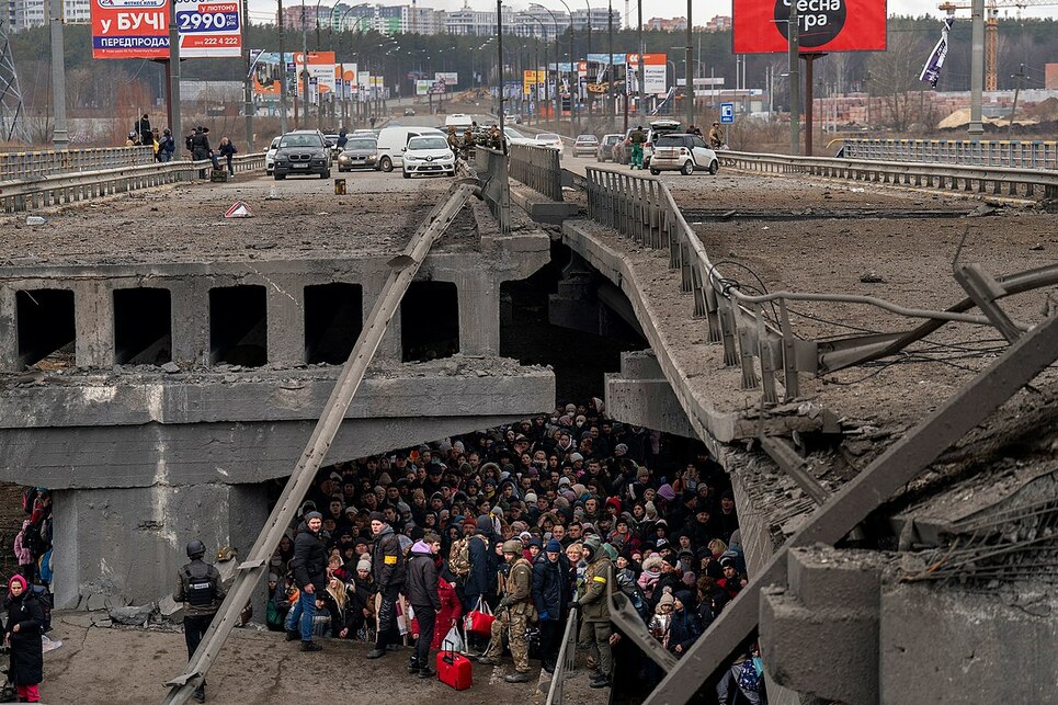 Civilek és katonák egy híd alatt keresnek menedéket Kijevben, forrás: WikiMedia Commons