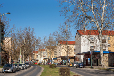 A súlyos lakáshiány közepette továbbra is a kislakásos lakóházak építésével folytatódott a város fejlődése. A két új főutca egyike, a mai Rákóczi Ferenc út nagyvonalú, osztott útpályás keresztmetszettel épült.