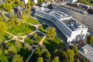 A Pécsi Tudományos Egyetem Általános Orvostudományi Karának új épülete, Felelős tervező: Kádár Mihály – TSPC Mérnökiroda Kft. , Építész tervező: Kisgergely Csaba – TSPC Kft., Sebestyén Péter – Másfél Építész Stúdió Kft.,  Fotók: Hlinka Zsolt