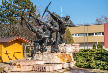 A városháza melletti Bányászok című szobor a Salgótarjánból származó Vasas Károly szobrászművész számos dinamikus, munkásmozgalmi témájú alkotásának egyike. 1976-ra készült el, a közeli gerecsei vörös mészkőből faragott alapokon.