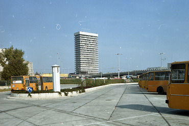 Autóbusz-végállomás az Árpád híd pesti hídfőjénél, háttérben Róbert Károly körút feletti felüljáró és a Váci úti SZOT irodaház (ma Nyugdíjfolyósító), 1988. Forrás: Fortepan / FŐMTERV