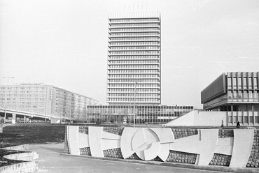 Váci út - Róbert Károly körút sarok, háttérben a SZOT irodaház. Gyurcsek Ferenc: Domborműves térplasztika, 1984. Forrás: Fortepan / Angyalföldi Helytörténeti Gyűjtemény