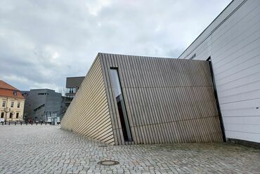 A Zsidó Múzeum akadémiájának felvételi épülete, építész: Daniel Libeskind – fotó: Brenner János