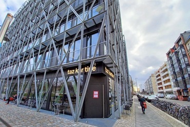 A "taz" szerkesztőségének épülete, építészet: E2A / Piet Eckert & Wim Eckert Architekten, Zürich – fotó: Brenner János