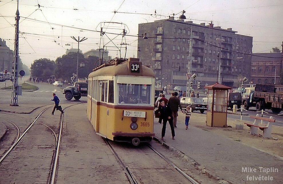 Róbert Károly körút az Árpád híd pesti hídfőjénél. Jobbra a József Attila színházat is magába foglaló épület, 1972. Forrás: ilyenisvoltbudapest.hu