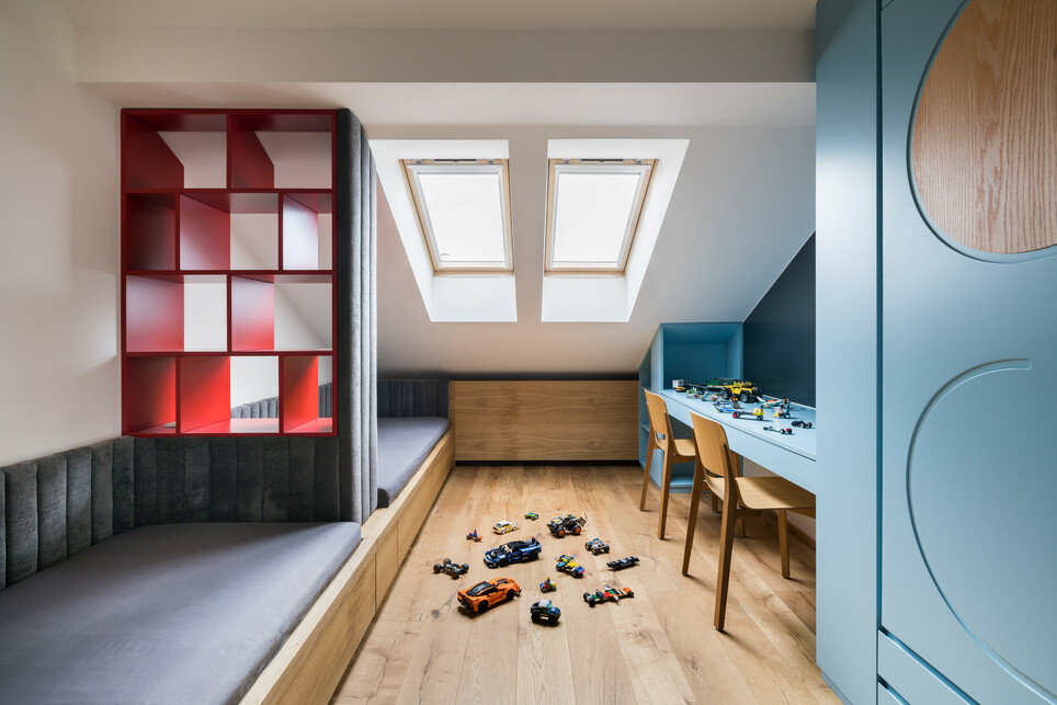 Kétszintes lakás újragondolása Prágában – Tervező: No Archtitects – Fotó: Studio Flusser