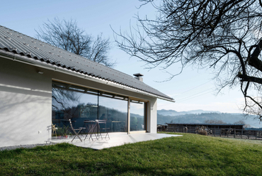 SKUPAJ ARHITEKTI, mKutin arhitektura: House for Modest Living. Litija, Szlovénia. Fotó: Miran Kambič